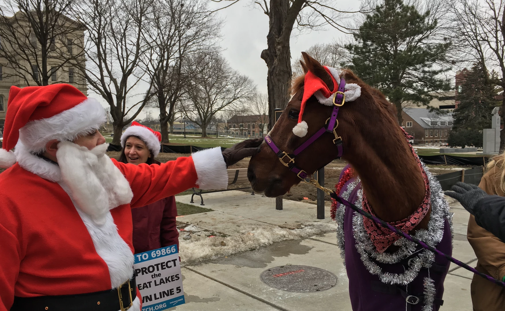 Read more about the article Santa gets roped into Line 5 debate against Whitmer