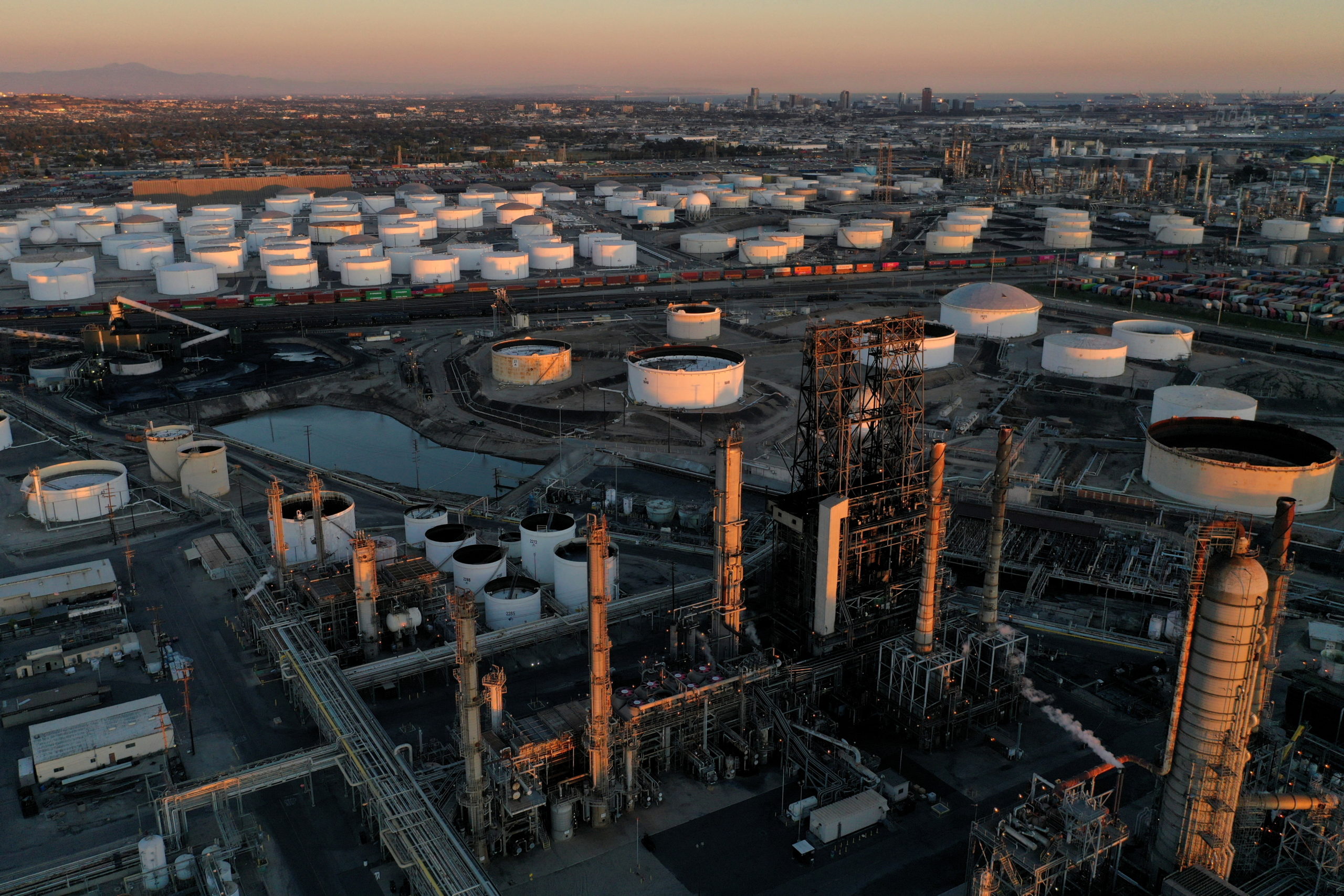 Read more about the article Oil prices jump again as EU considers Russian oil ban