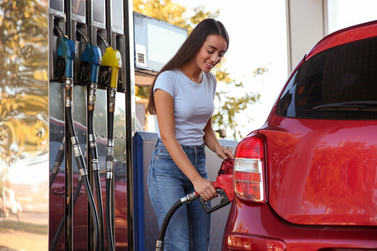 Read more about the article The average gas price is above $4 in every state. How long will they continue to rise?