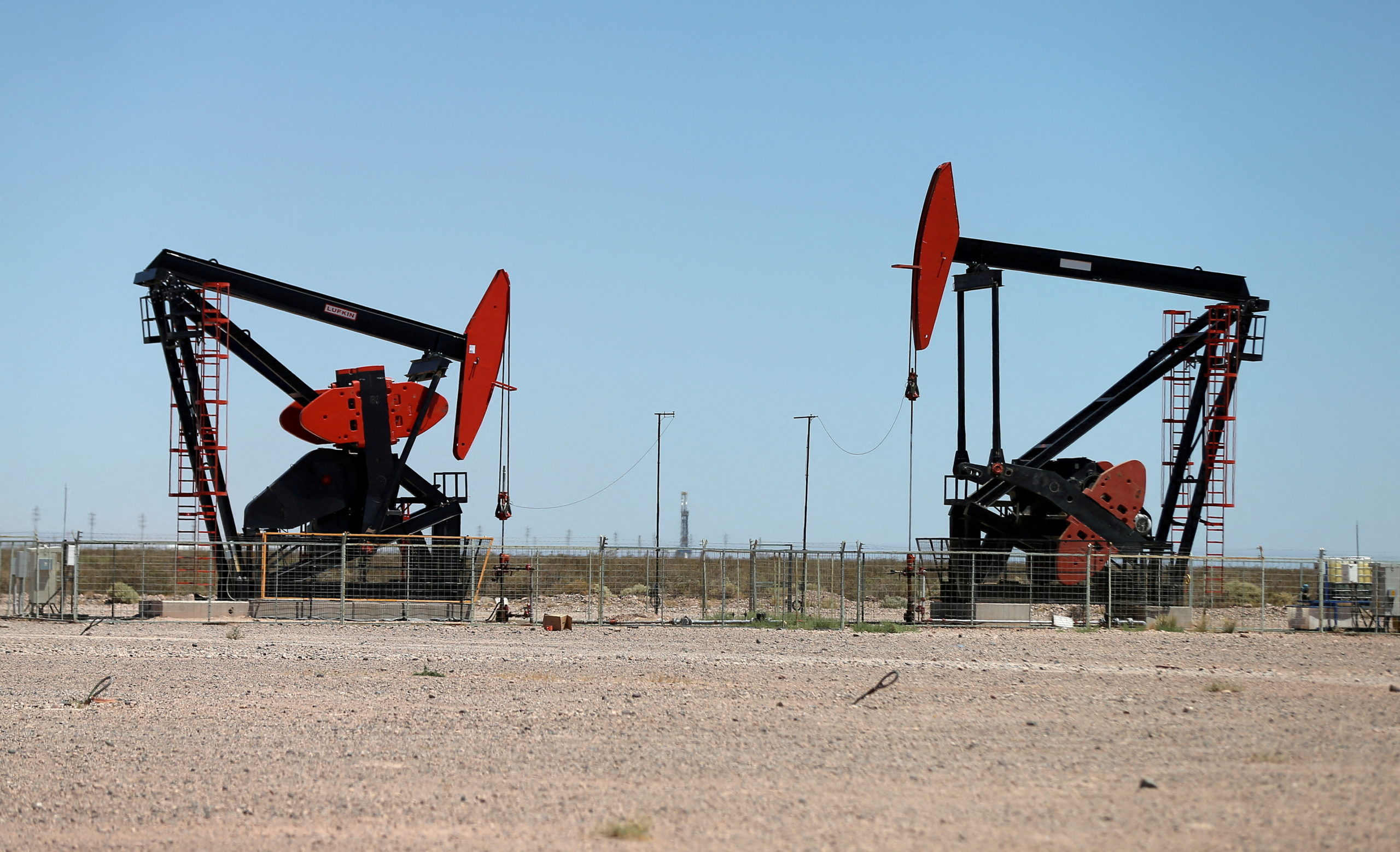 Read more about the article Oil steady as fuel stocks counter supply concerns